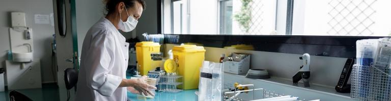 Ensemencement en microbiologie alimentaire, au laboratoire départemental d'analyses de l'Aude.