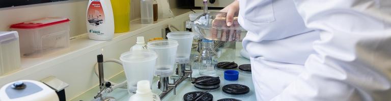 Analyse de bactériologie des eaux au laboratoire départemental d'analyses de l'Aude