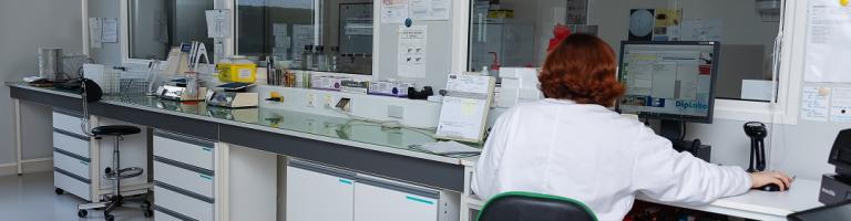 Vue de la salle d''immuno sérologie du laboratoire départemental de l'Aude