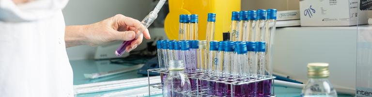 Laborantine réalisant des analyses de microbiologie alimentaire au laboratoire départemental d'analyses de l'Aude